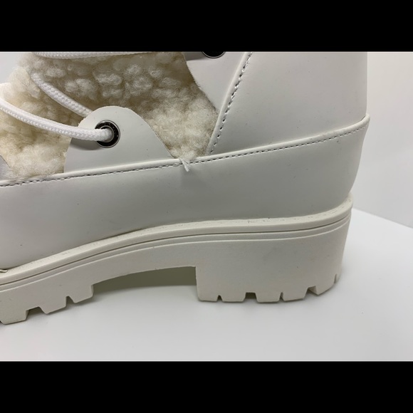 Woman’s 7.5 faux nubuck white boots 👢 - Picture 5 of 13